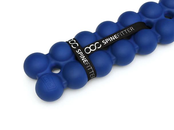 Primo piano di uno Spinefitter blu con fascia nera. Sulla fascia è scritto "SPINEFITTER".