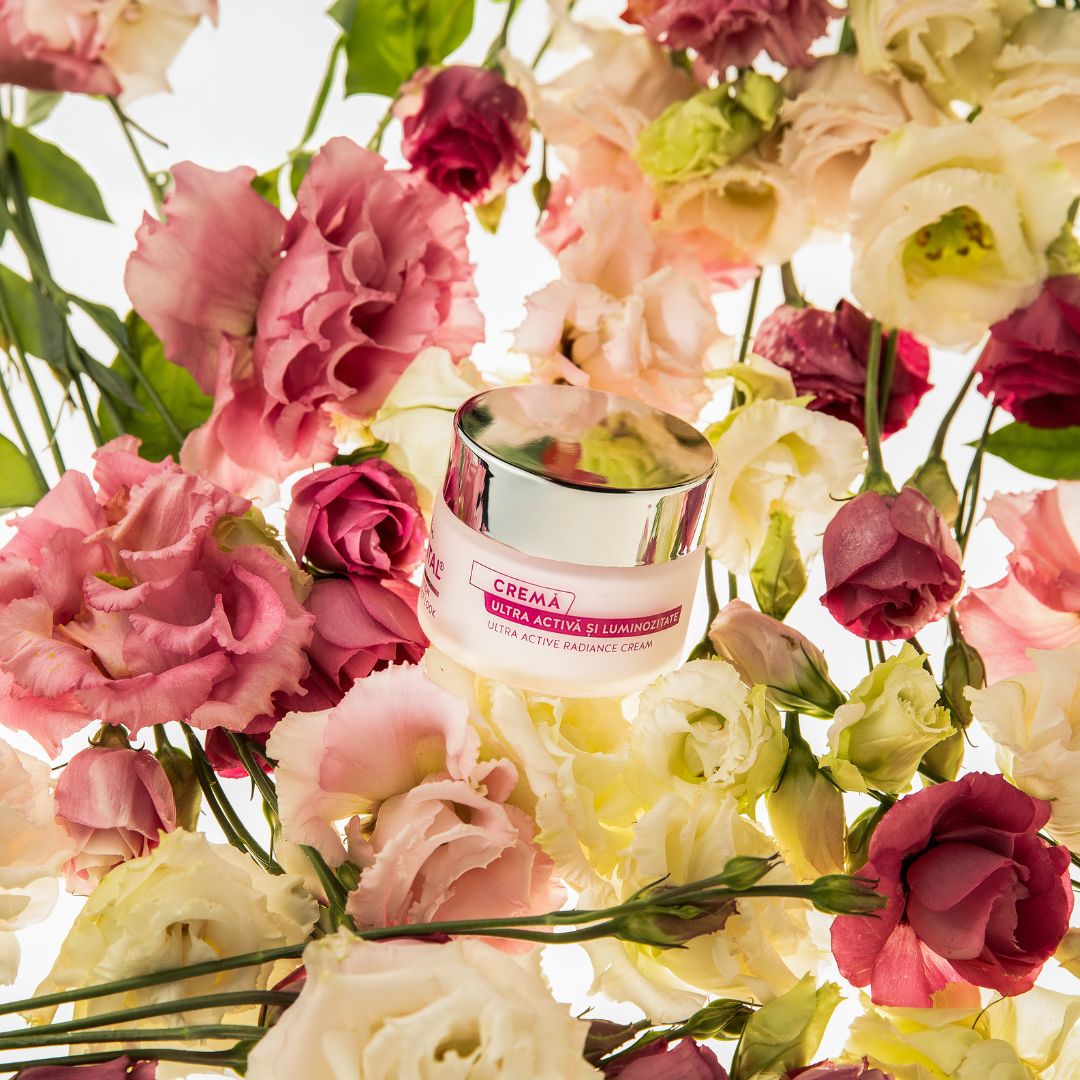 Vasetto di crema in mezzo ai fiori. Scritta: Crema Ultra Active. Sfondo: fiori.