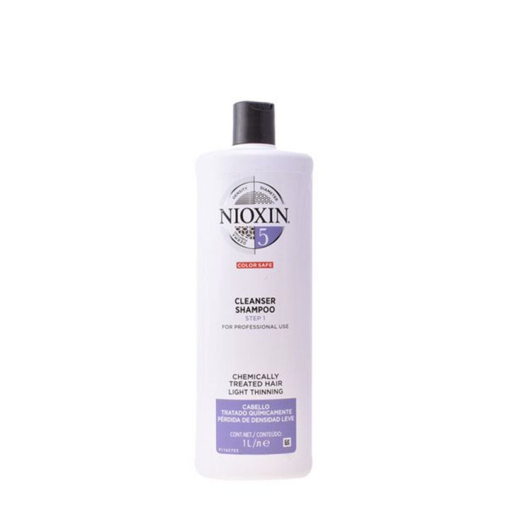 Flacone di shampoo Nioxin System 5. Etichetta bianca, tappo nero. Testo: Color Safe, Cleanser Shampoo, per uso professionale.