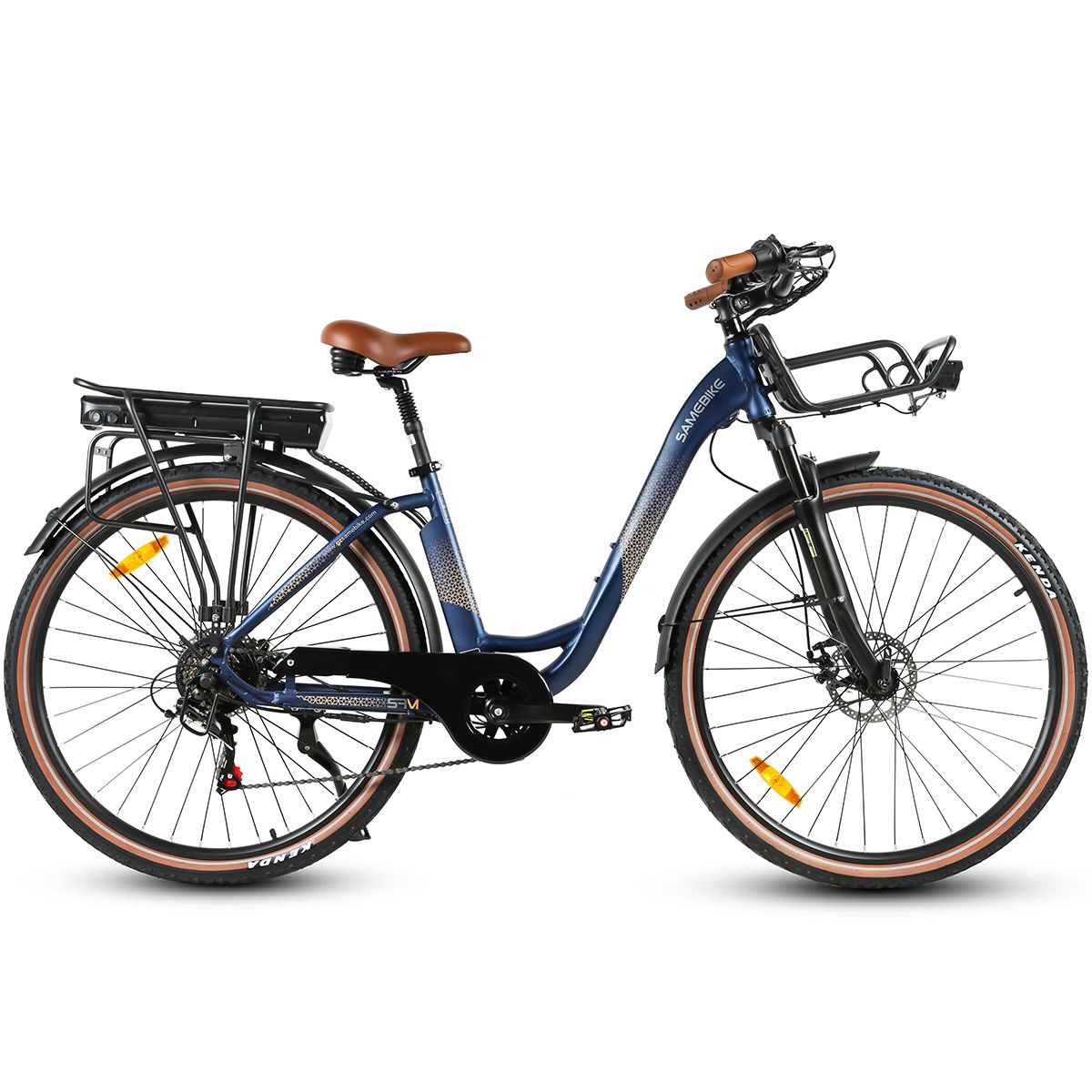 Bicicletta elettrica blu con sella e manubrio marroni. Cestino anteriore, portapacchi posteriore. Pneumatici neri con fianchi beige.