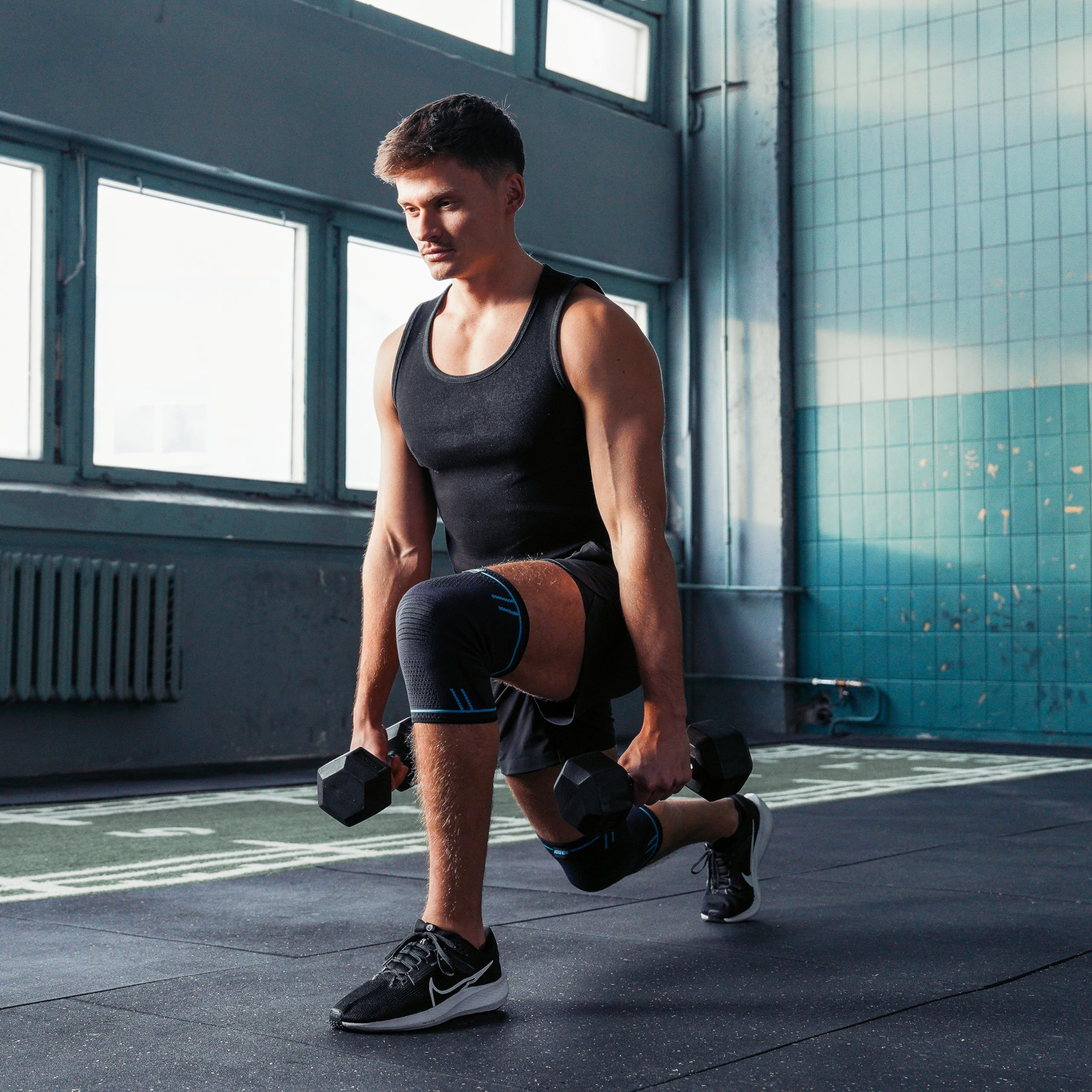 Donna che si allunga su una pista. Ginocchiera sul ginocchio. Attività sportiva.