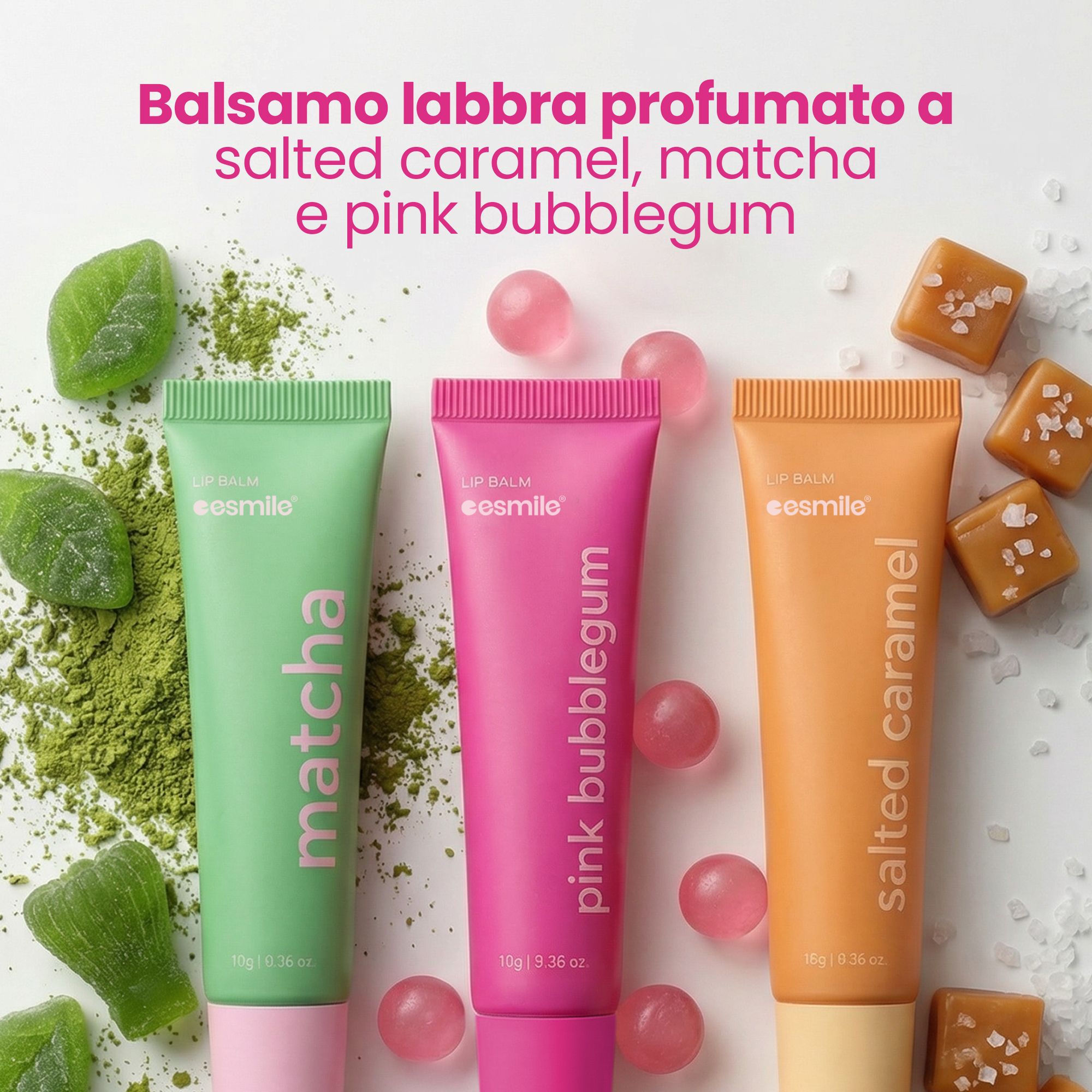 Tre tubi di balsamo labbra verdi, rosa e arancioni. Testo: « Matcha », « Pink bubblegum », « Salted caramel ».