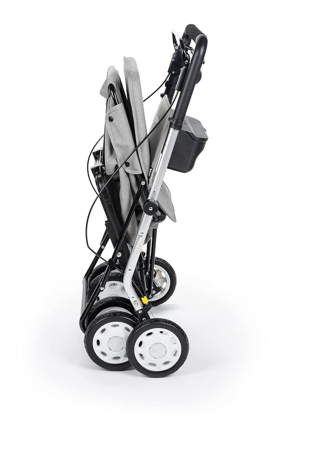 Rollator grigio piegato con sedile e borsa della spesa, quattro ruote, telaio argentato.