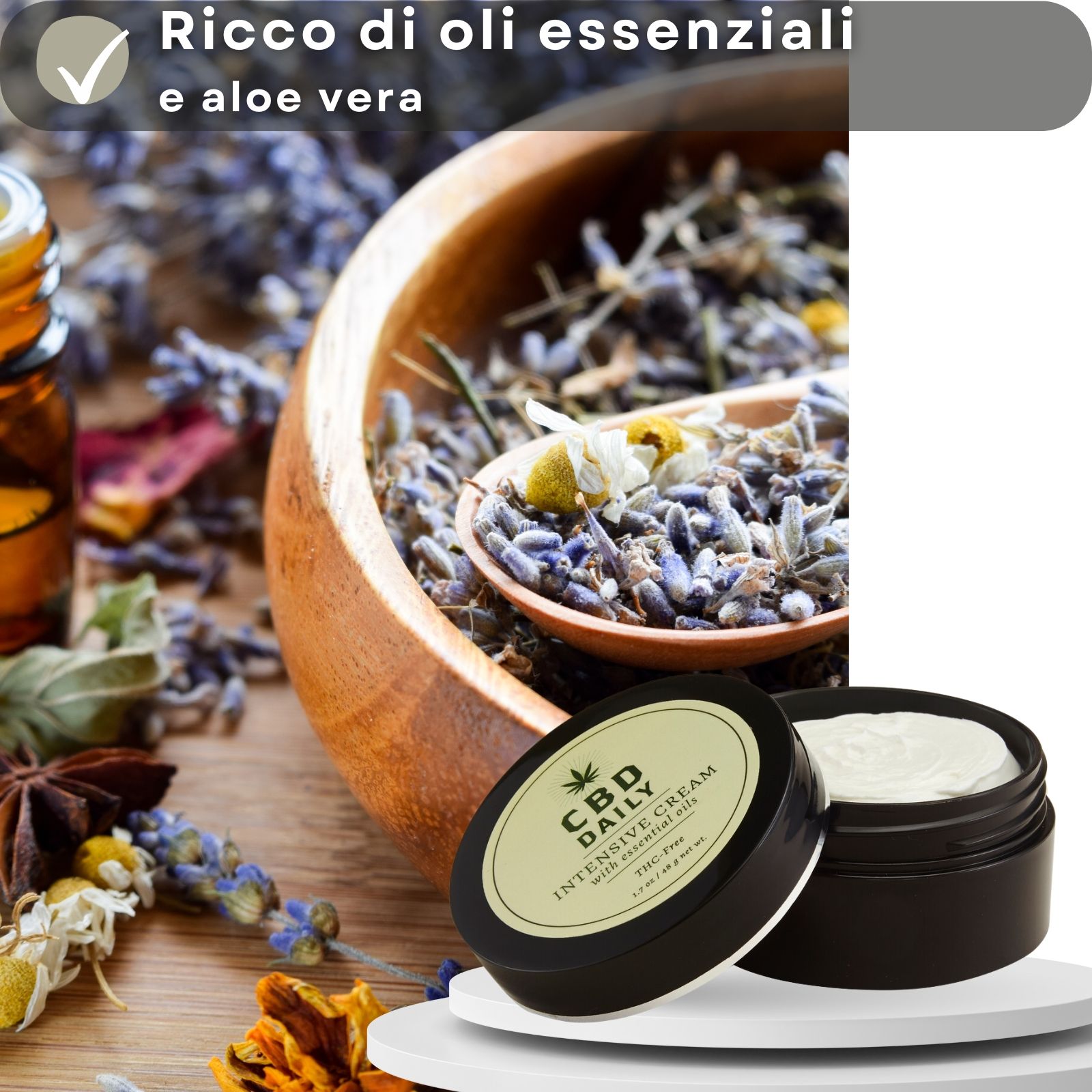 Barattolo di crema, accanto a una ciotola di legno con erbe. Scritta: CBD DAILY INTENSIVE CREAM.