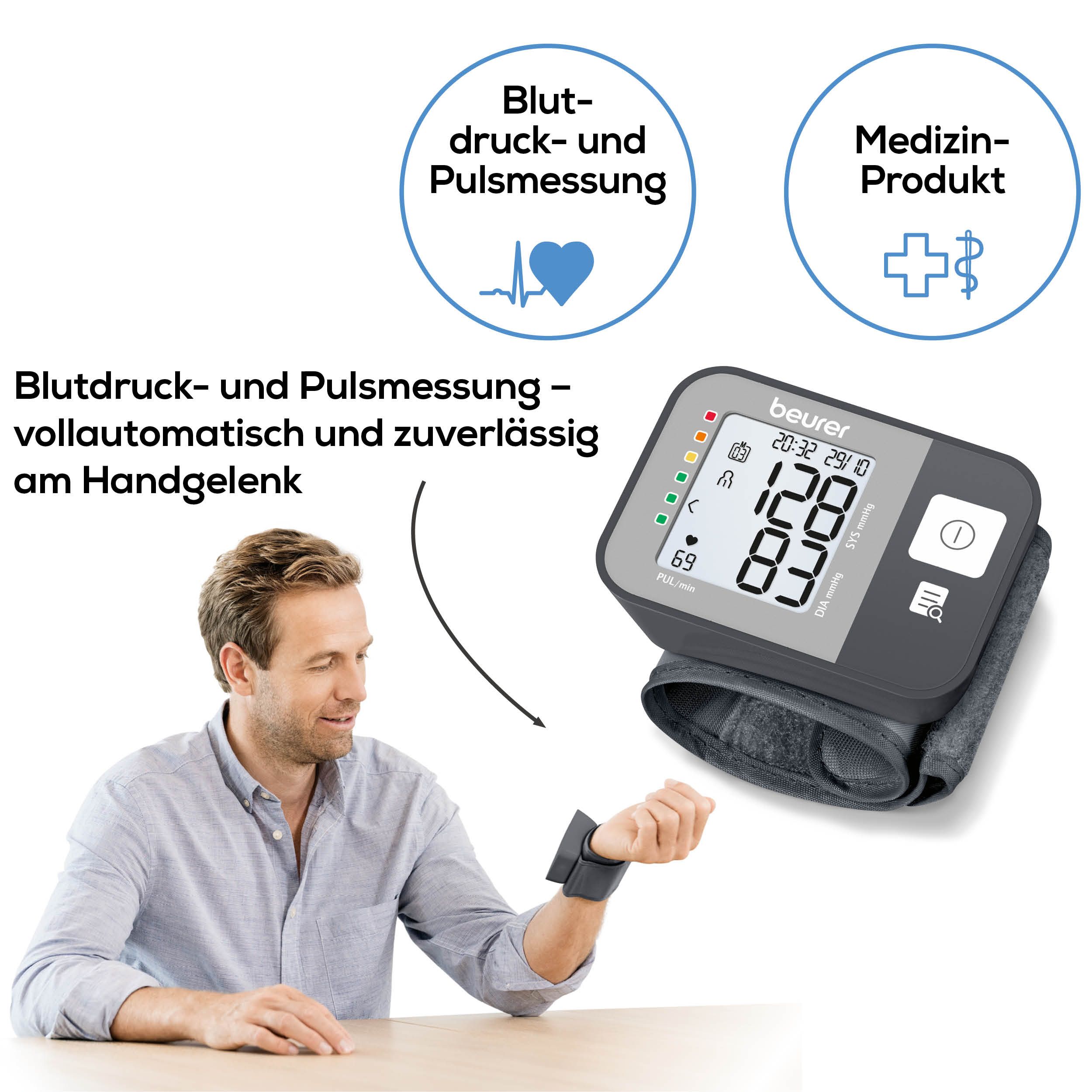 Misuratore di pressione da polso. Dispositivo grigio con display, al polso di un uomo. Dispositivo medico.