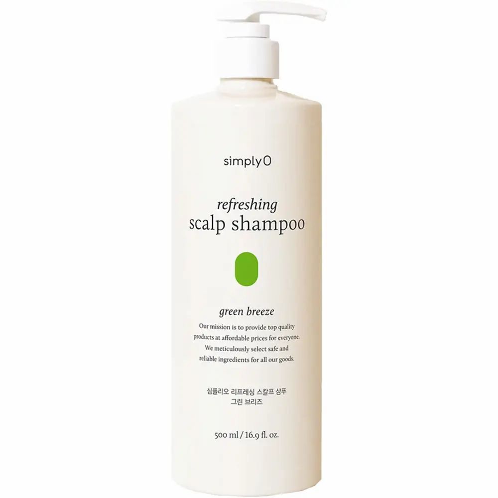 Flacone di shampoo bianco con dosatore. Scritta: "simplyO refreshing scalp shampoo green breeze". Logo verde. Testo in coreano e inglese.