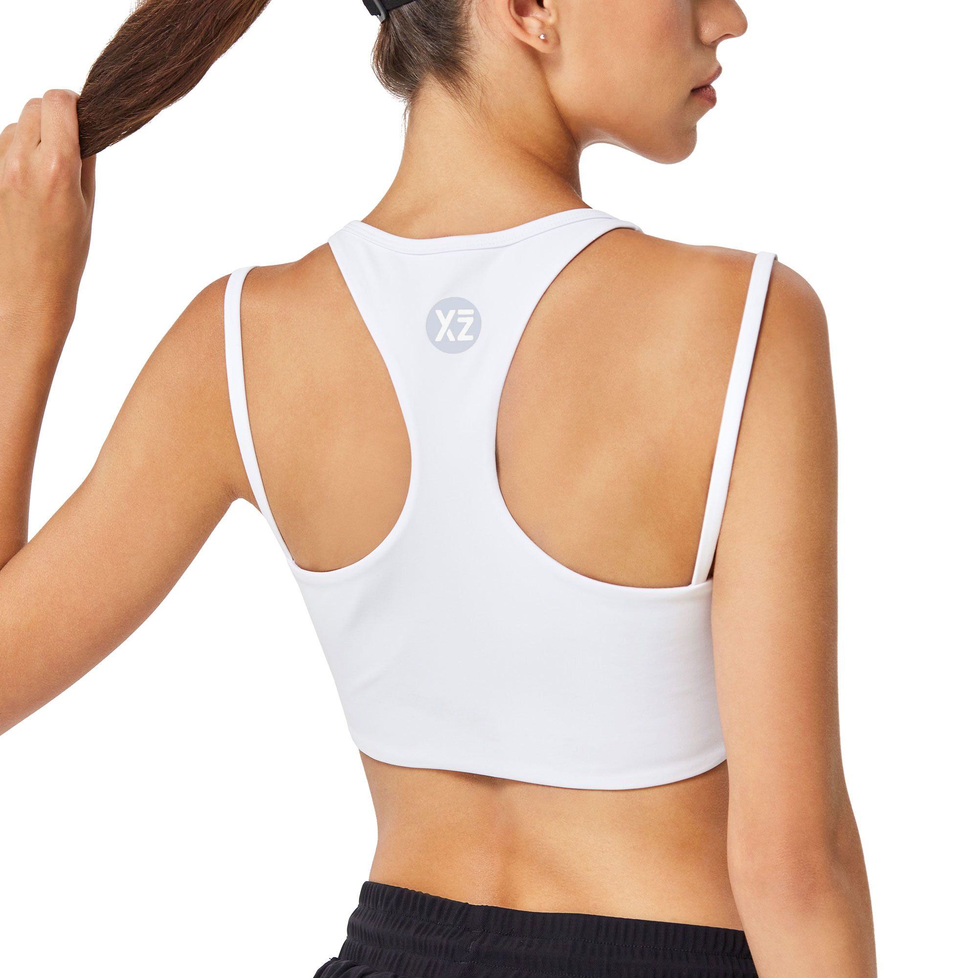 Reggiseno sportivo bianco con schiena da nuotatrice e piccolo logo sul retro.