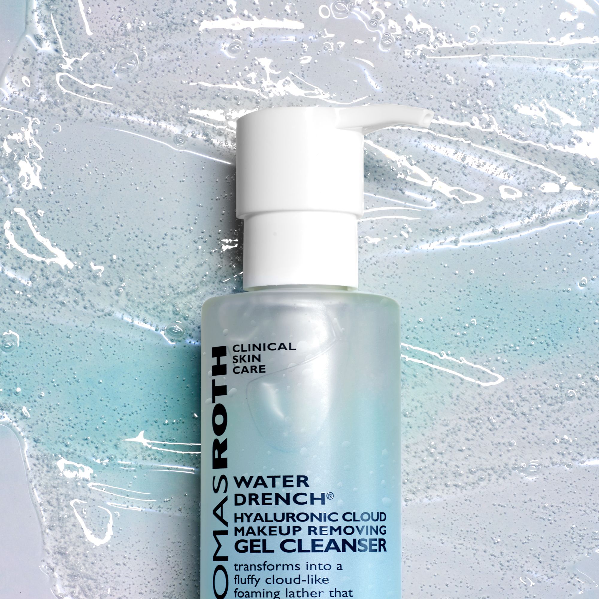 Flacone di detergente per il viso con dosatore. Scritta: Water Drench Hyaluronic Cloud. Flacone azzurro.