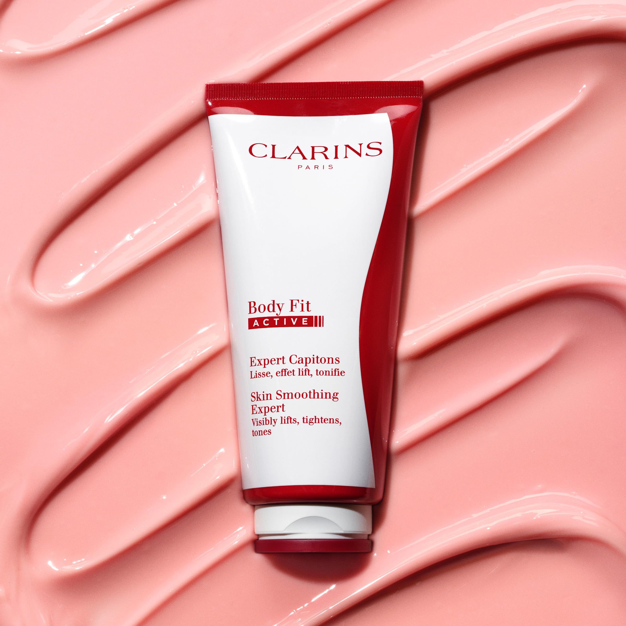 Tubo bianco e rosso su sfondo rosa. Clarins Paris, Body Fit Active, Expert Capitons, Skin Smoothing Expert.