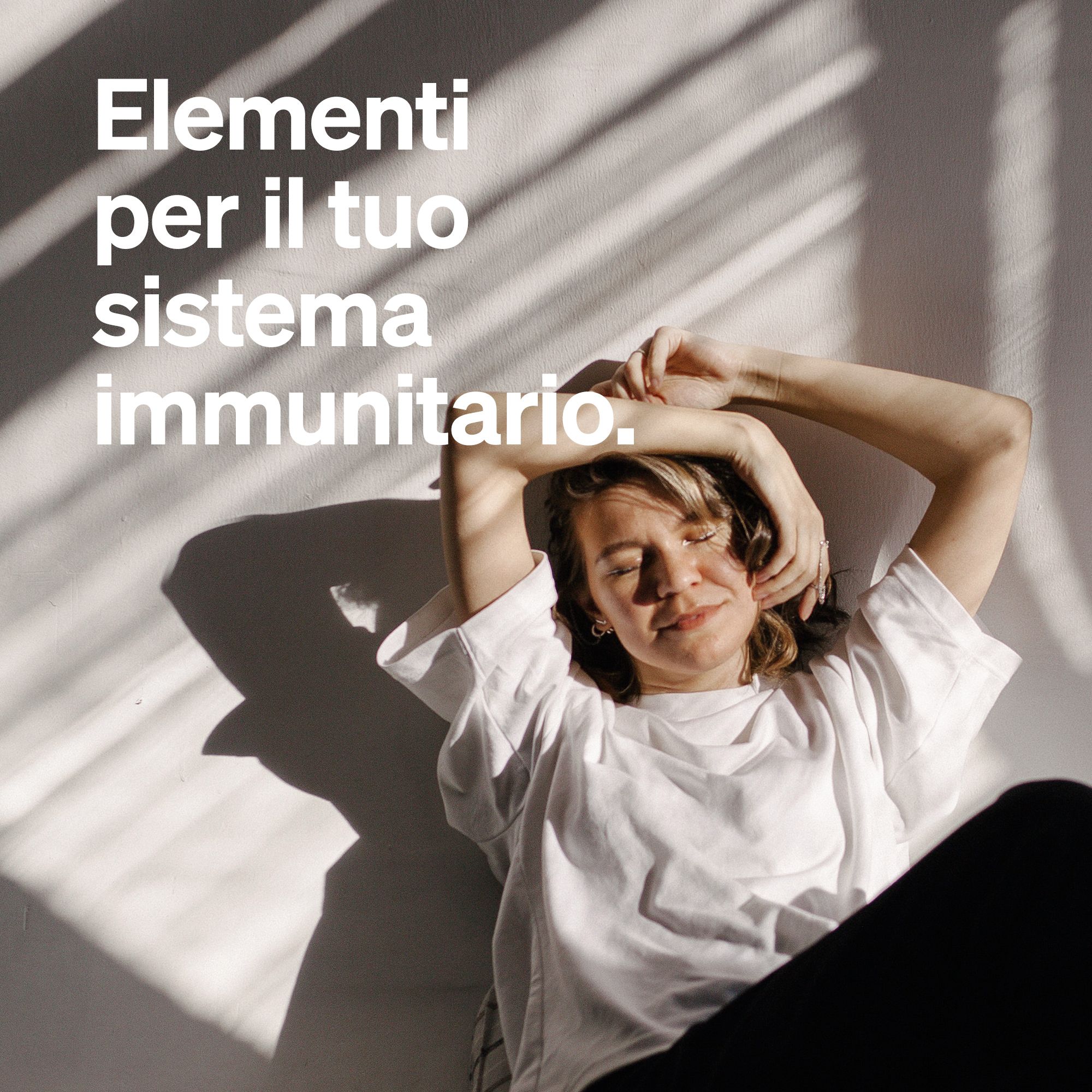 Donna rilassata alla luce del sole, testo: Elementi per il tuo sistema immunitario.