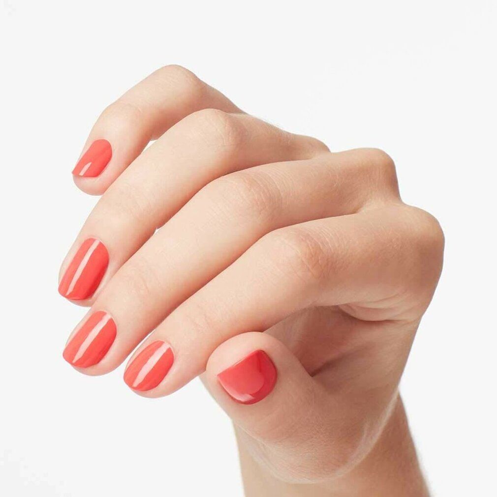 Mano con unghie laccate di rosso. Diverse dita con unghie laccate.