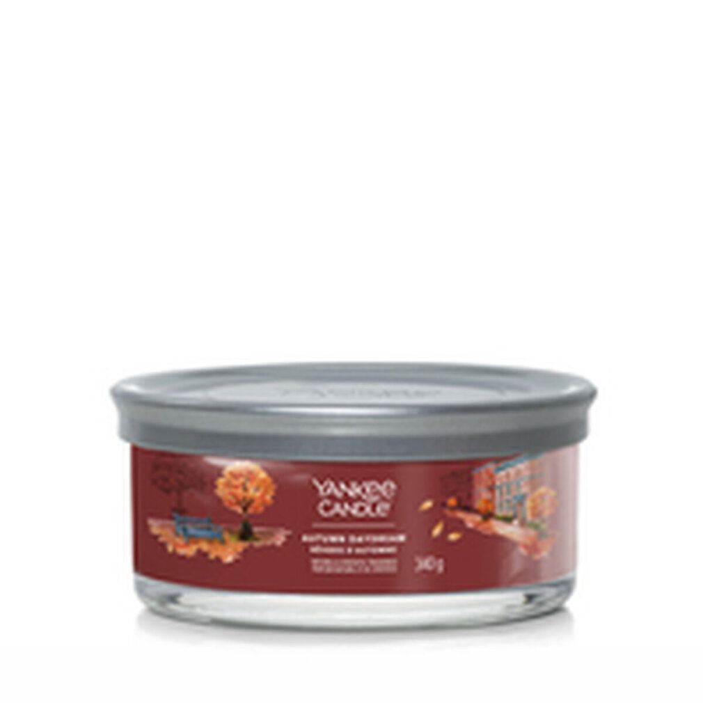 Candela rotonda in vetro. Cera marrone, tre stoppini. Scritta: Yankee Candle, Autumn Daydream. 340g.