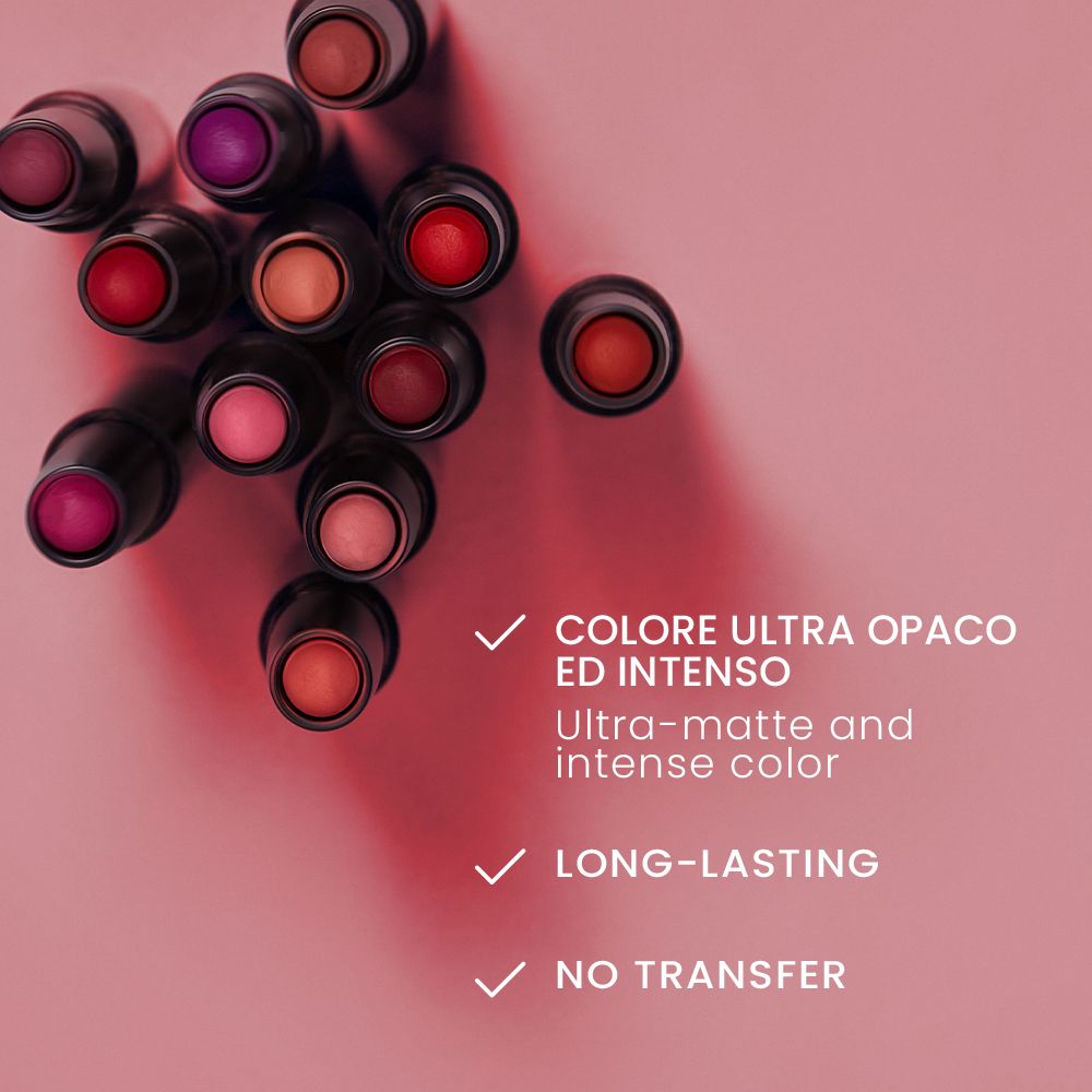 Primo piano di diversi rossetti. Testo: COLORE ULTRA OPACO ED INTENSO, Ultra-matte and intense color, LONG-LASTING, NO TRANSFER.