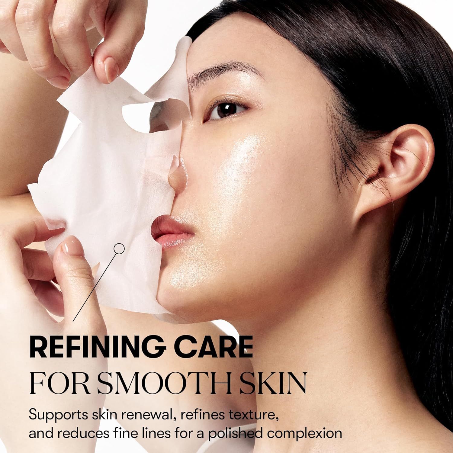 Viso di una donna con una maschera. Una mano tiene la maschera, l'altra la toglie. Testo: REFINING CARE FOR SMOOTH SKIN.
