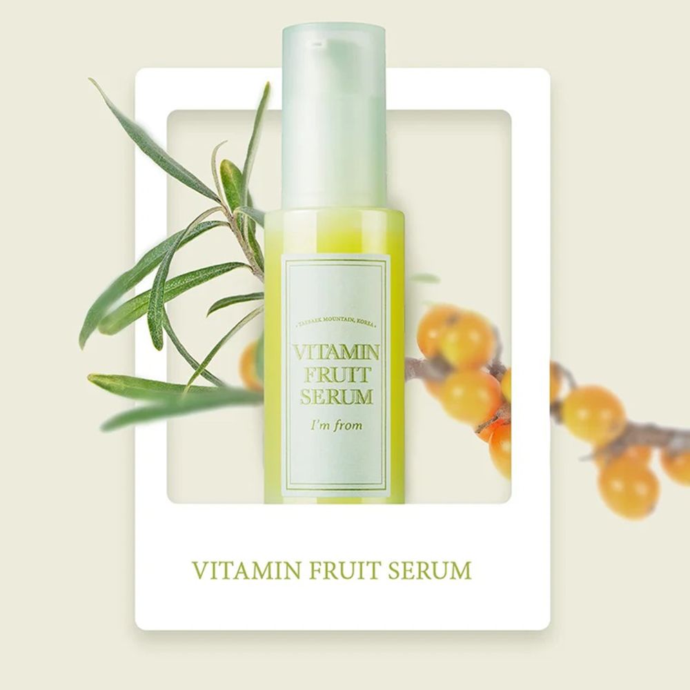 Flacone di siero in cornice bianca con ramo di olivello spinoso. Scritta: Vitamin Fruit Serum, I'm from.