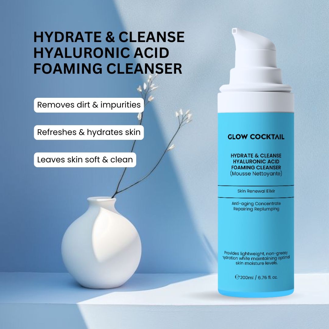 Flacone turchese con erogatore bianco. Scritta: Glow Cocktail, Hydrate & Cleanse, Hyaluronic Acid, Foaming Cleanser. Vaso bianco.