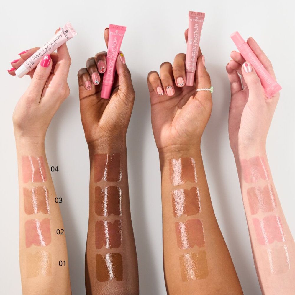 Quattro braccia mostrano campioni di colore. Prodotto applicato sulla pelle. Diverse tonalità della pelle. Prodotto tenuto in tubi rosa.