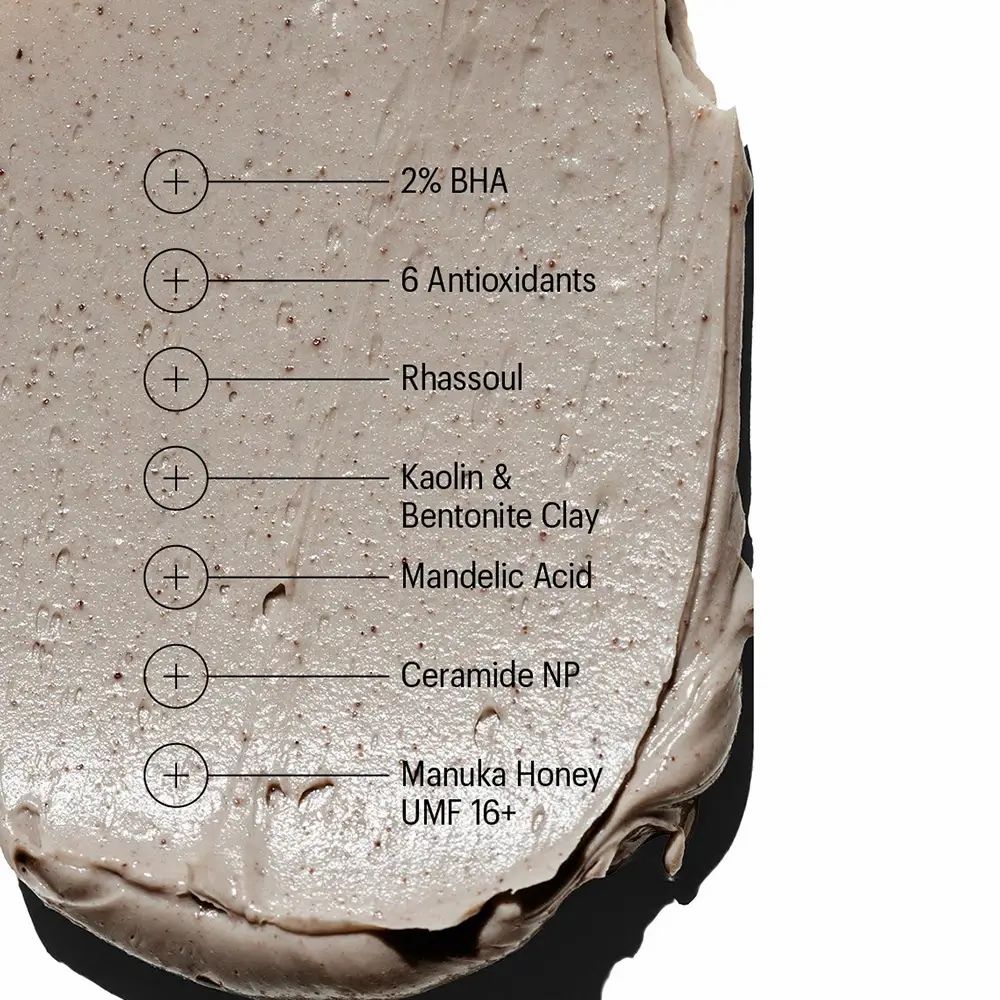 Primo piano di una maschera grigia. Testo: 2% BHA, 6 antiossidanti, Rhassoul, argilla caolino e bentonite, acido mandelico, ceramide NP, miele di Manuka.