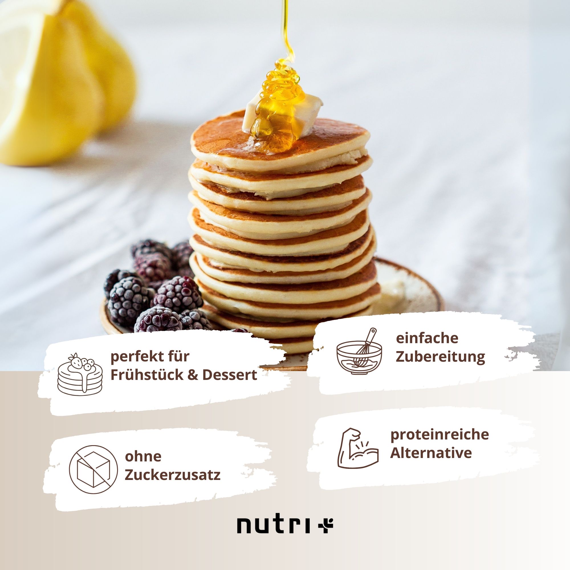 Pila di pancake con miele e frutti di bosco. Testo: Perfetto per colazione e dessert, preparazione semplice, senza zuccheri aggiunti, alternativa proteica.