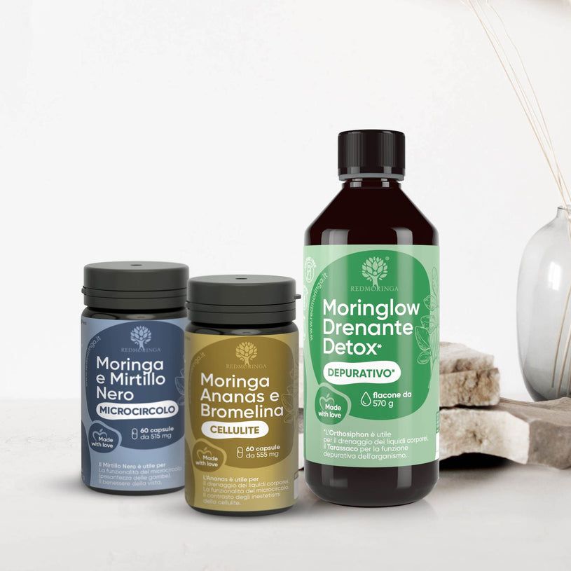 Tre prodotti RedMoringa Detox. Una bottiglia e due contenitori di capsule. Testo: Moringa Drenante Detox. Flacone da 570 g.