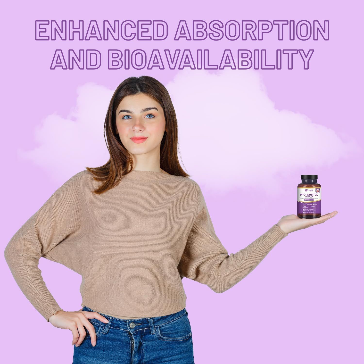 Donna tiene un flacone di Myo-Inositol Complex. Scritta: 7000mg per porzione. Vegano. Sfondo viola con nuvole. Prodotto in mano.