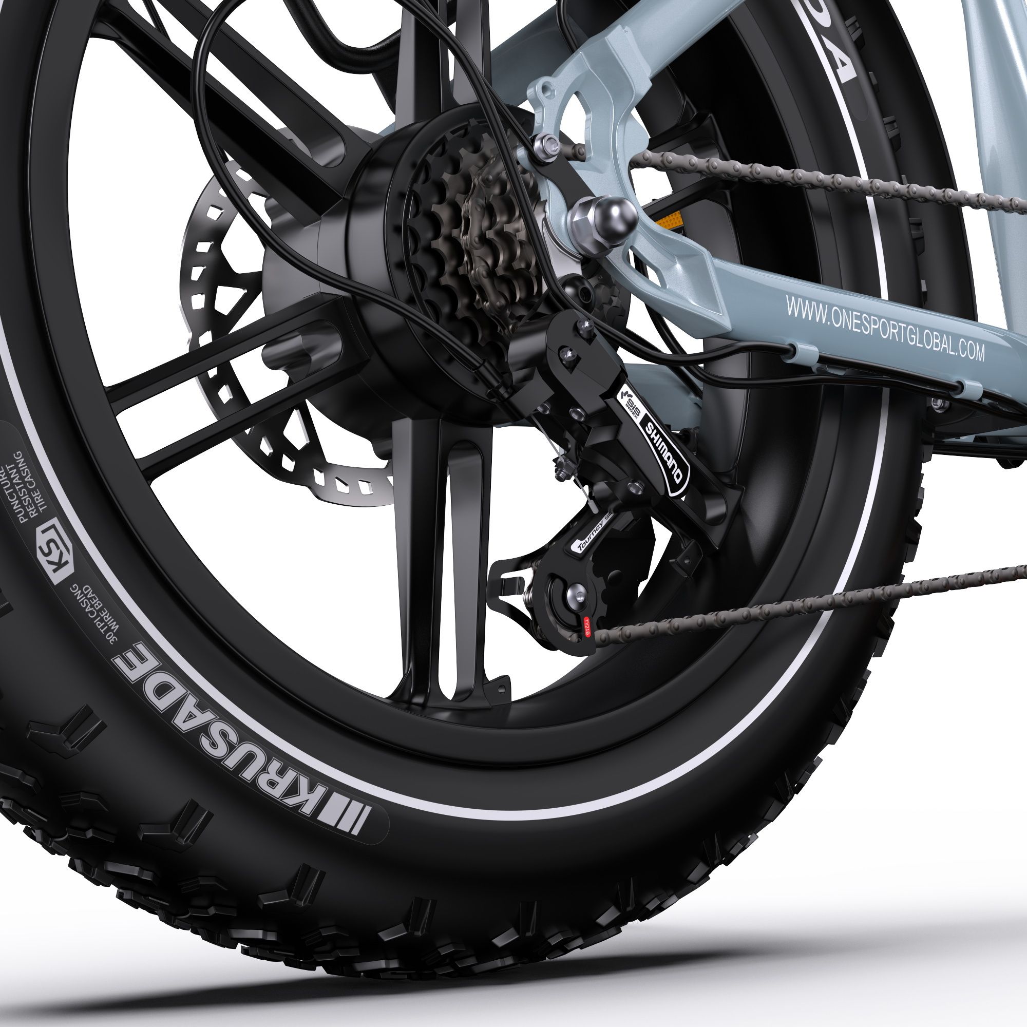 Dettaglio della ruota posteriore di una e-bike. Pneumatici Kenda, cambio Shimano, freno a disco.