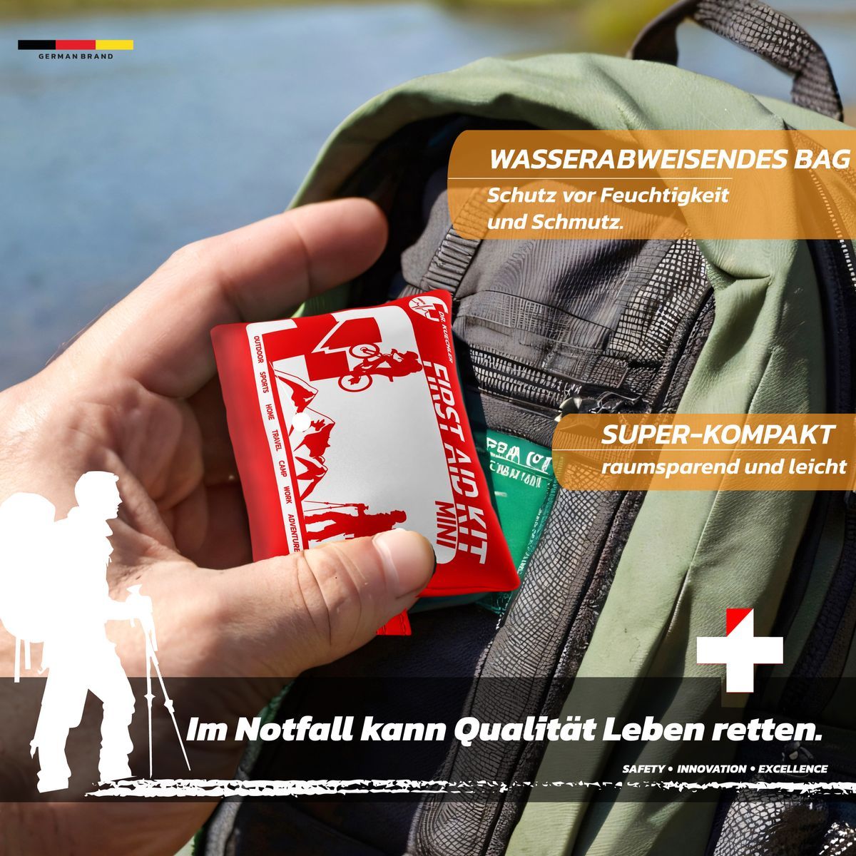Kit di pronto soccorso rosso in una mano, in una tasca. Testo: "SACCHETTO IDROREPELLENTE". Logo: Marchio di qualità tedesco. Testo: "In caso di emergenza, la qualità può salvare vite".