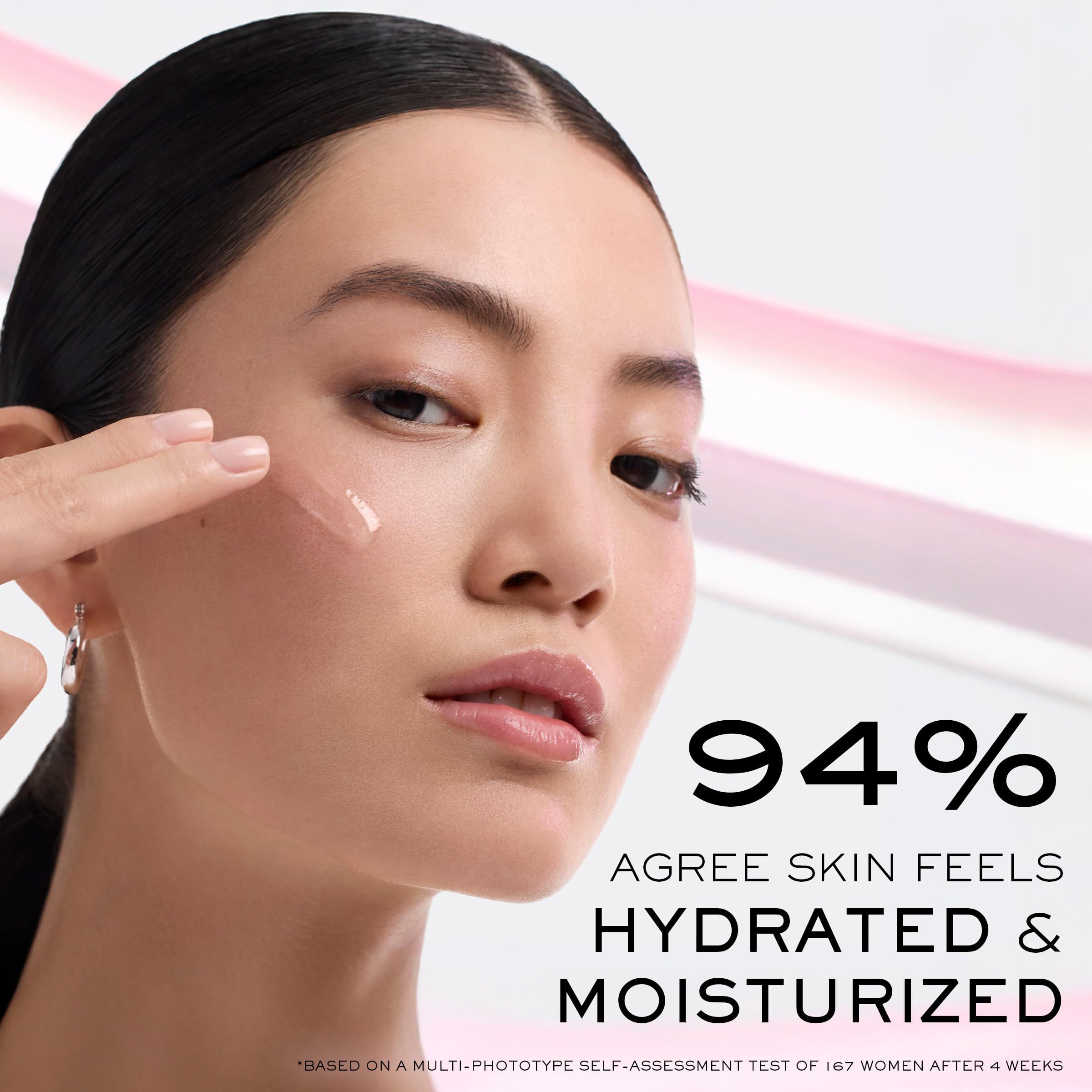 Donna tocca il viso. Testo: Il 94% ritiene che la pelle sia idratata e idratata.