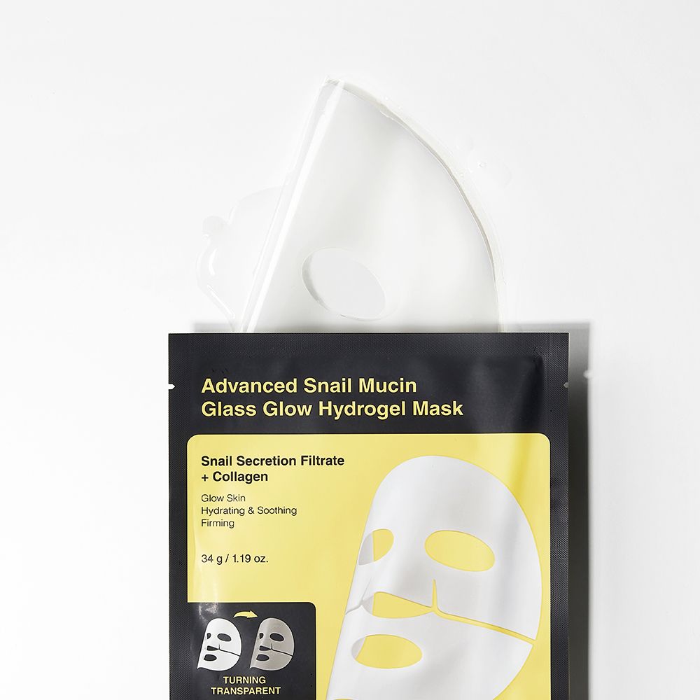Maschera idrogel Advanced Snail Mucin Glass Glow che sporge dalla confezione.
