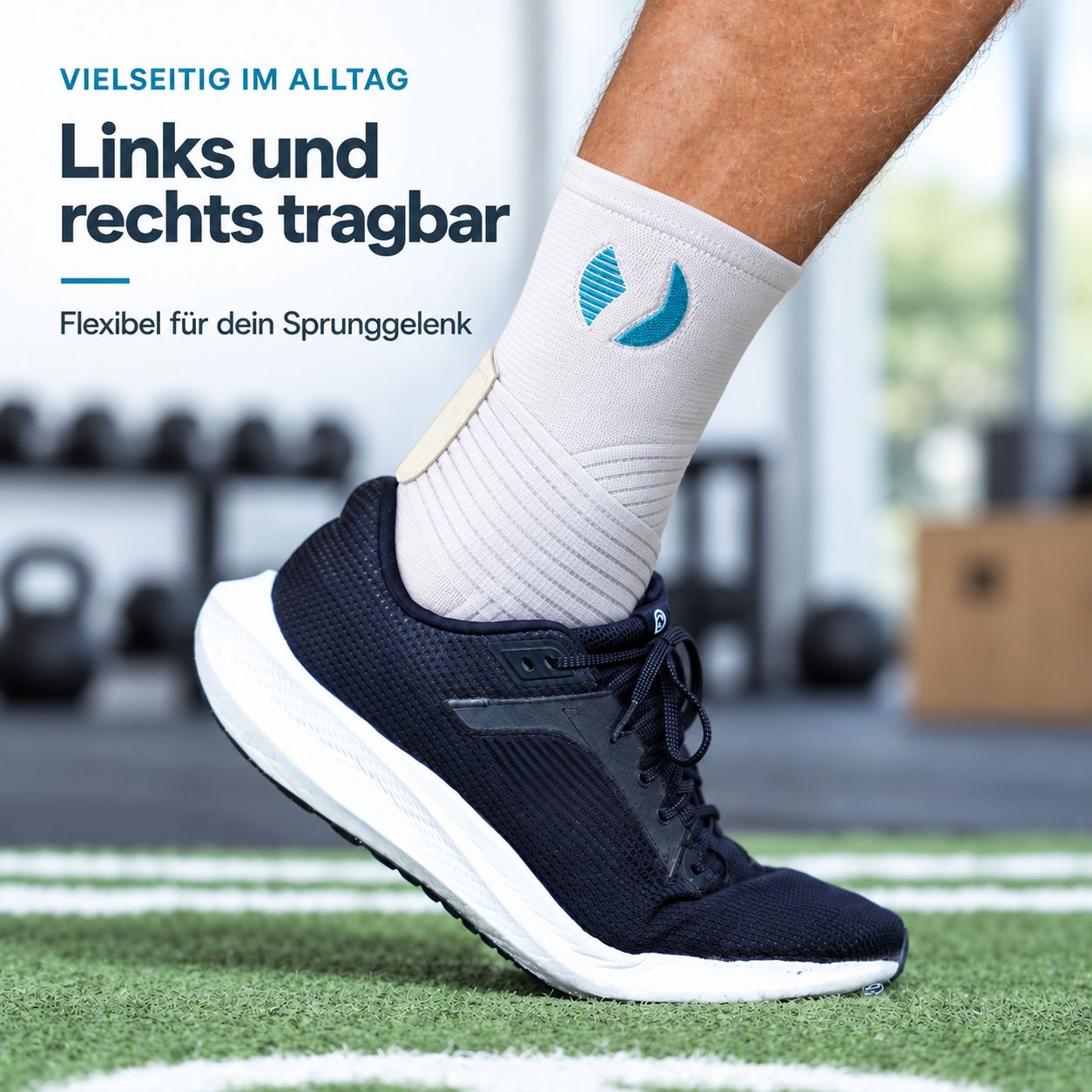 Cavigliera beige con logo blu e chiusura in velcro, indossata con scarpa sportiva nera.