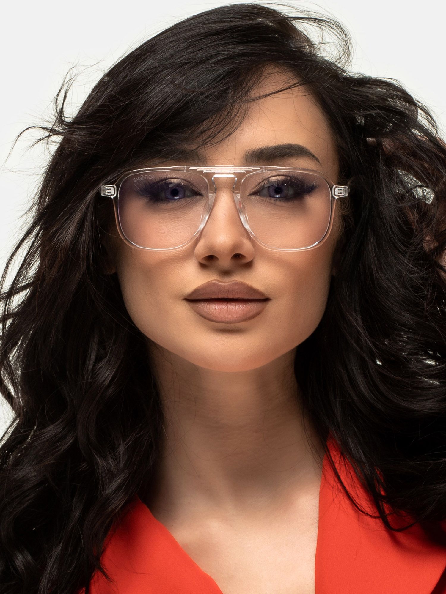 Donna con occhiali trasparenti con lenti quadrate. Il marchio 'Smooder' è visibile. Modello unisex.