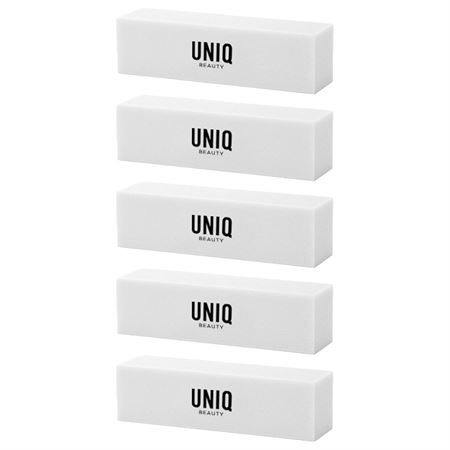 Cinque buffer per unghie bianchi con logo UNIQ BEAUTY nero.