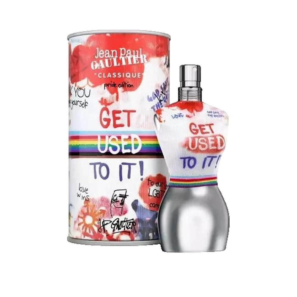 Flacone di profumo a forma di torso e scatola. Scatola con stampa "Jean Paul Gaultier". Flacone con fascia arcobaleno. Testo: "GET USED TO IT!"