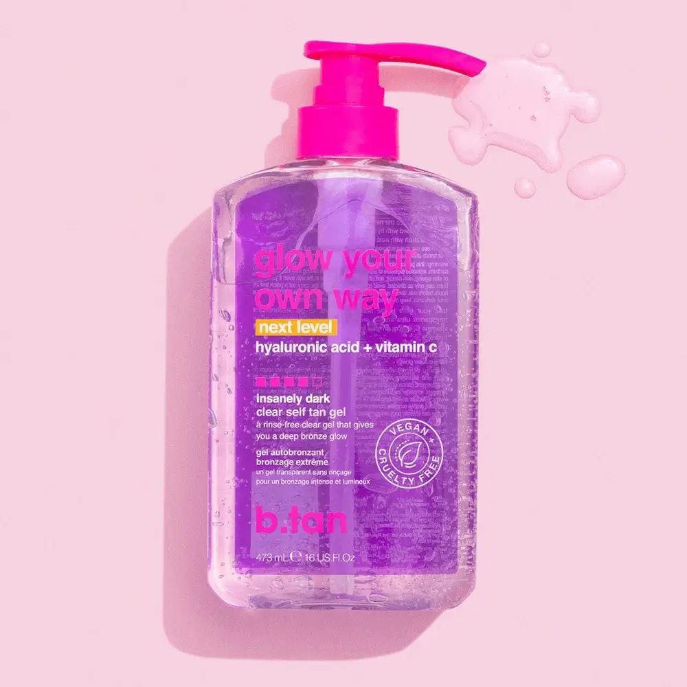 Flacone trasparente con pompa rosa. Scritta: Glow Your Own Way Next Level. Vegano e cruelty-free.
