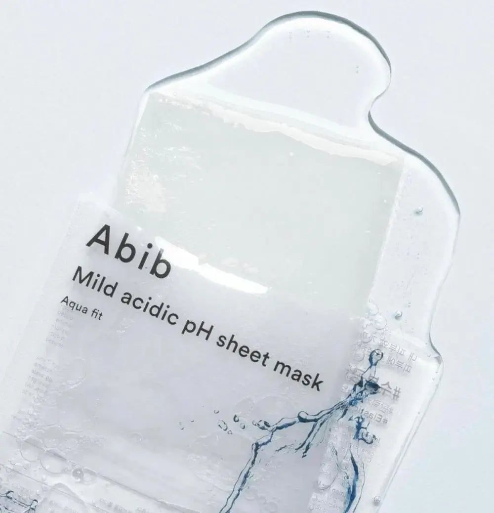Primo piano della maschera viso ABIB Milde Säure pH Aqua Fit. Confezione con nome del prodotto e design ad acqua. Sfondo: bianco.