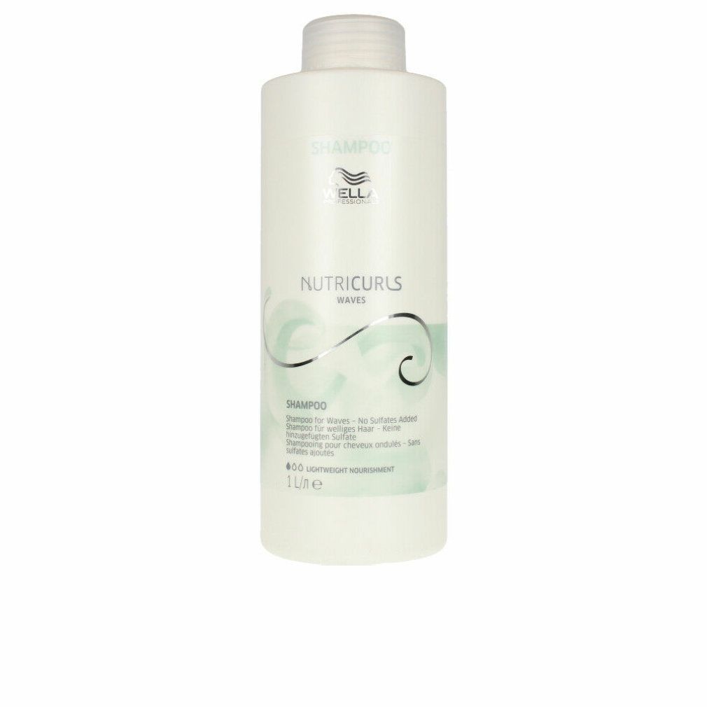 Flacone di shampoo bianco con dettagli verdi. Scritta: Nutricurls Waves, Shampoo. Logo Wella. 1L.