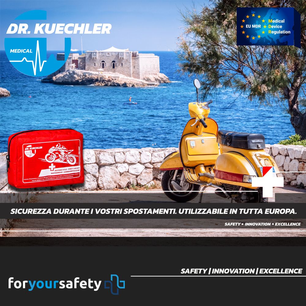 Borsa di pronto soccorso rossa vicino a scooter giallo. Certificazione EU MDR. Testo: Sicurezza durante i vostri spostamenti.