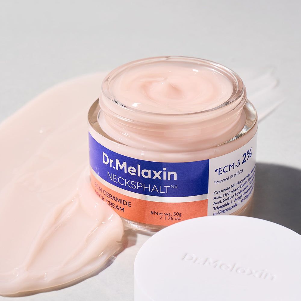 Vasetto aperto di Dr. Melaxin Necksphalt ECM Ceramide Neck Cream con crema e crema versata accanto.