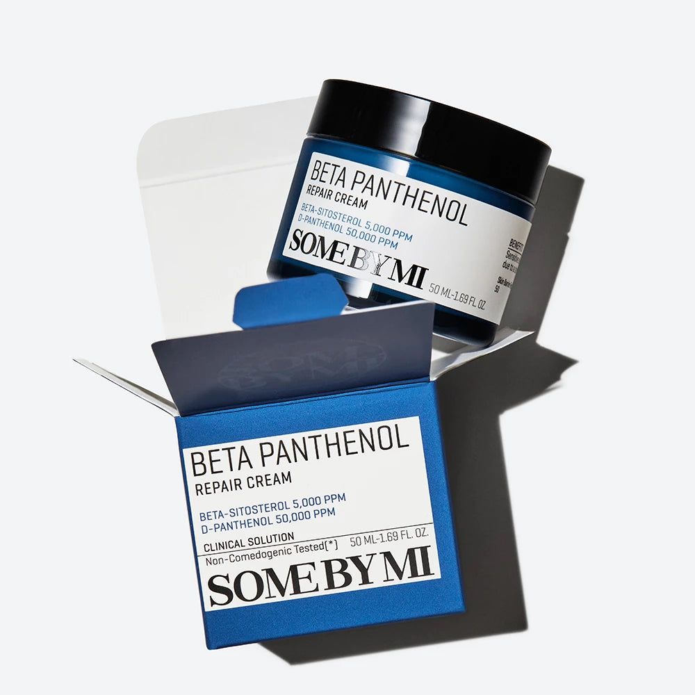 Scatola blu con barattolo di crema. Sul barattolo e sulla scatola si legge "BETA PANTHENOL REPAIR CREAM" e "SOME BY MI".