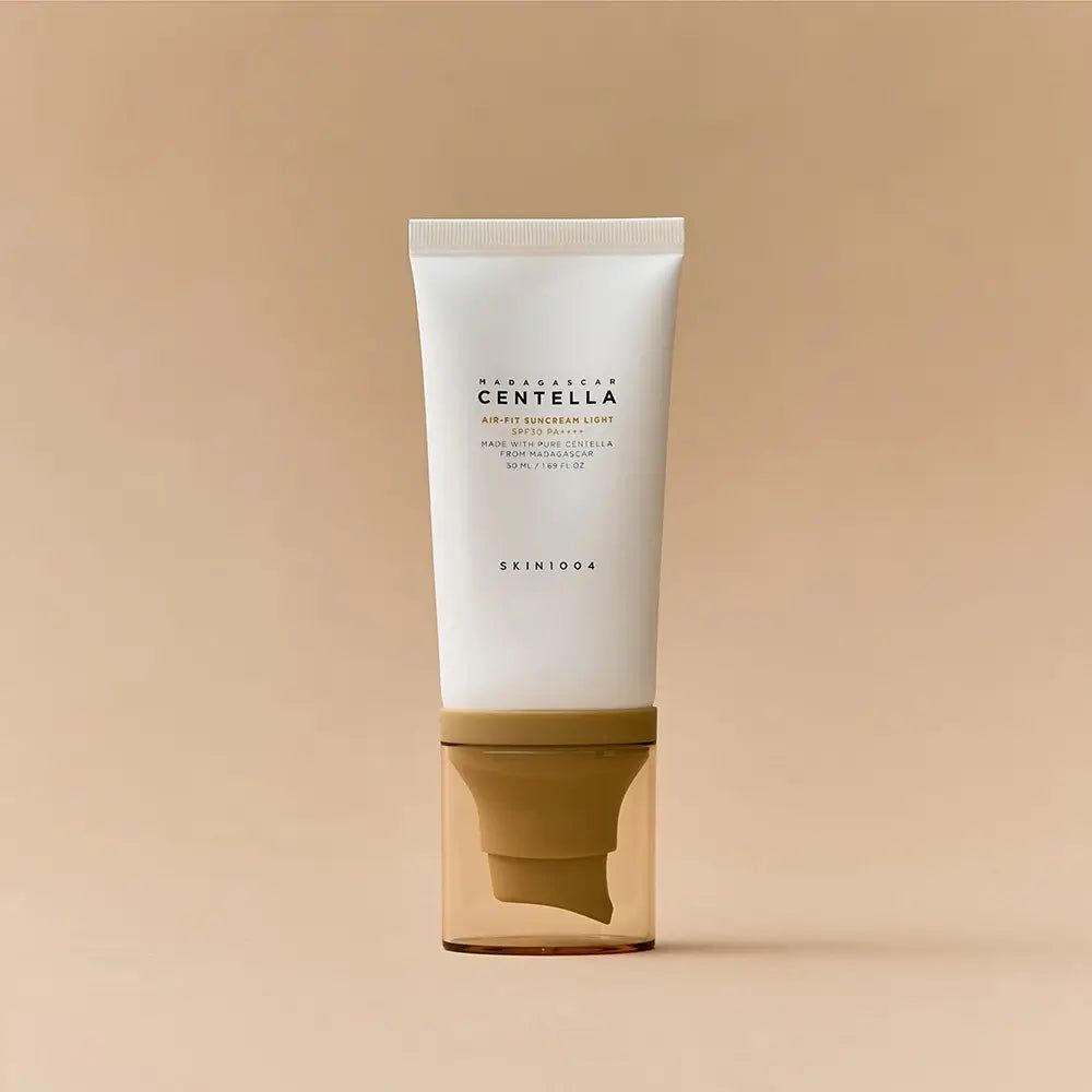 Tubo bianco con tappo marrone. Scritta: MADAGASCAR CENTELLA AIR-FIT SUNCREAM LIGHT. Nome del prodotto e marchio visibili.