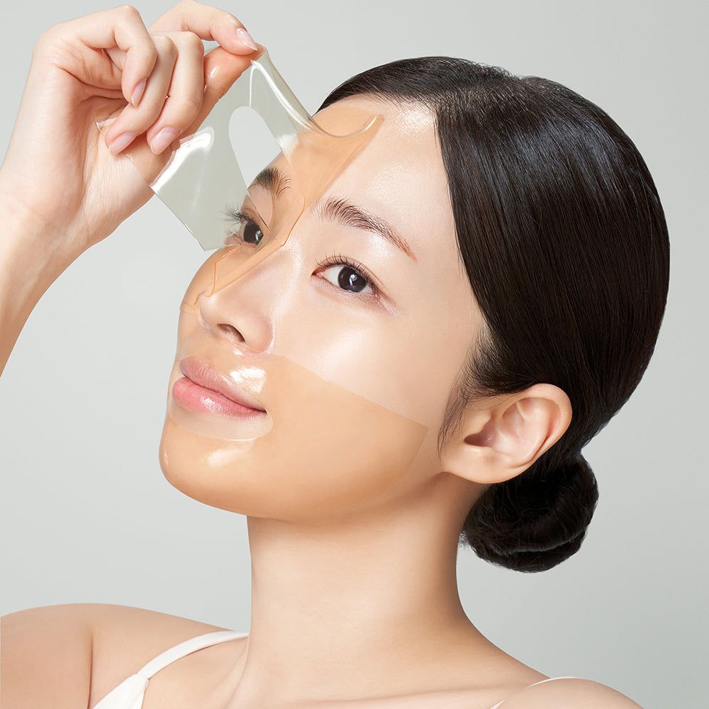 Una donna applica una maschera gel rassodante PDRN Madeca Lab.