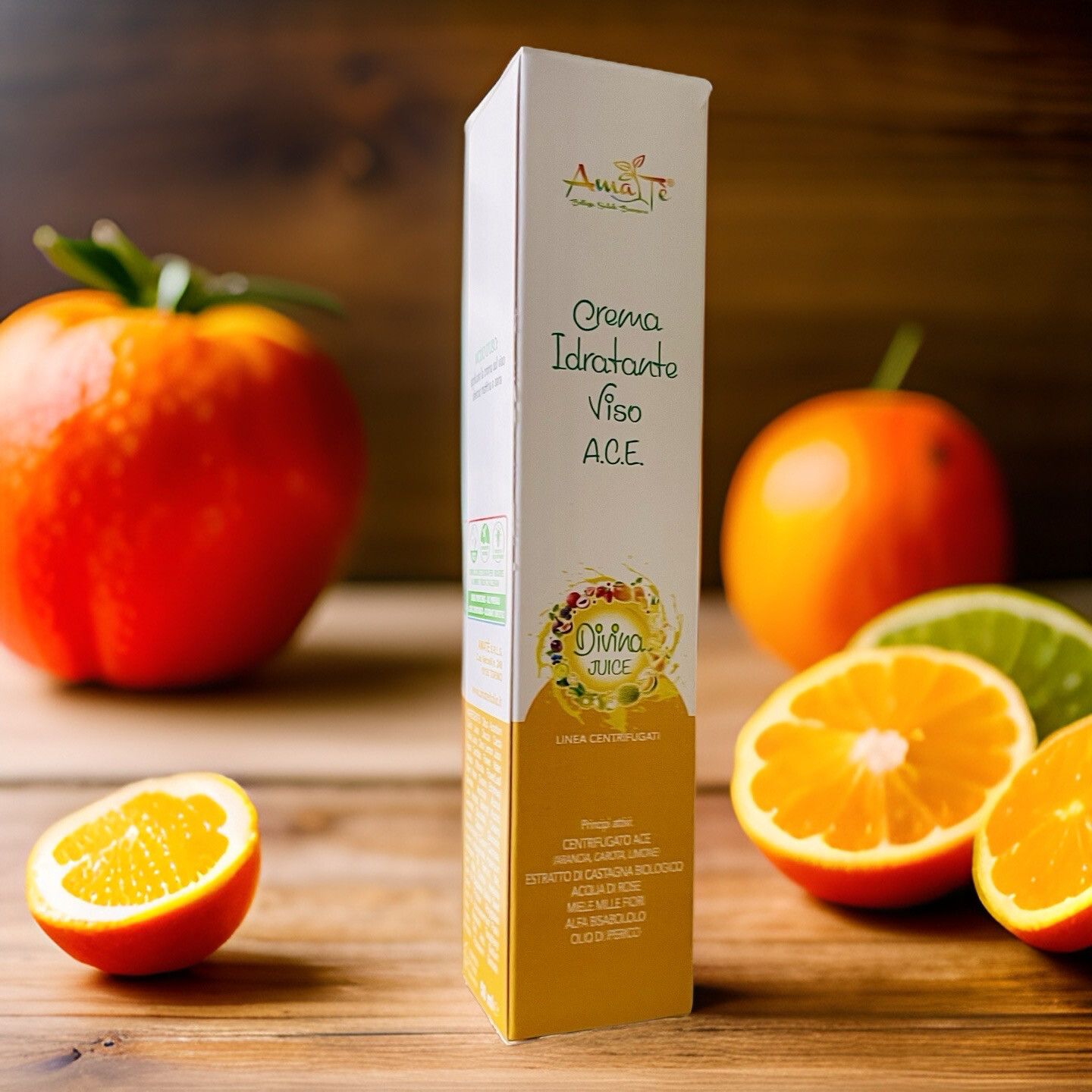 Confezione allungata con nome e logo del prodotto. Scritta: Crema Idratante Viso A.C.E. Divina Juice. Arance e limoni su fondo in legno.