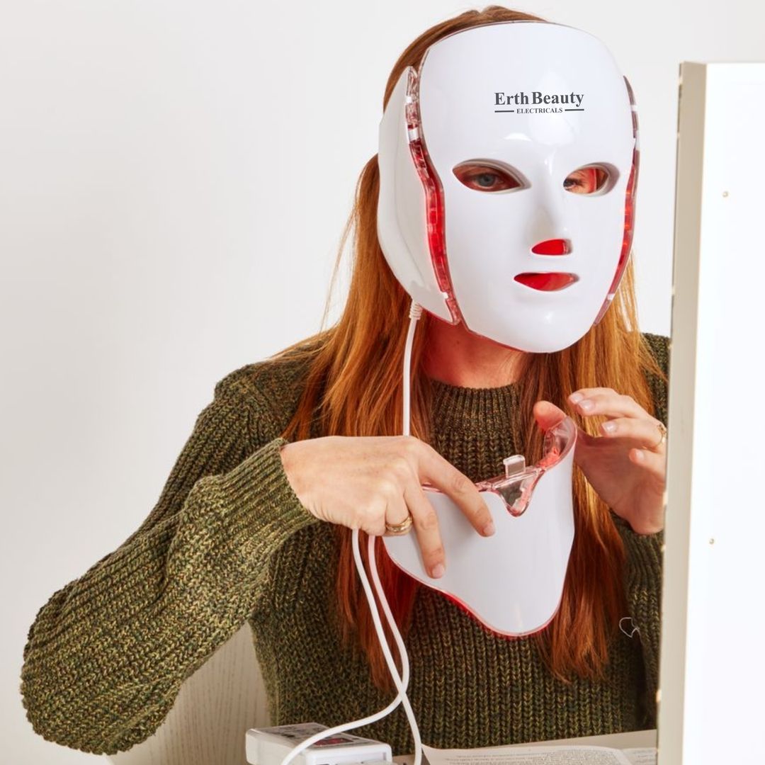 Una donna indossa una maschera facciale a LED bianca. La maschera ha luci LED rosse. Tiene il collo.