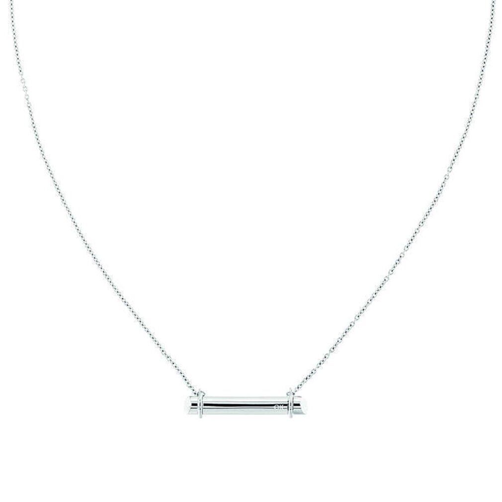 Collana d'argento con pendente a barra orizzontale.