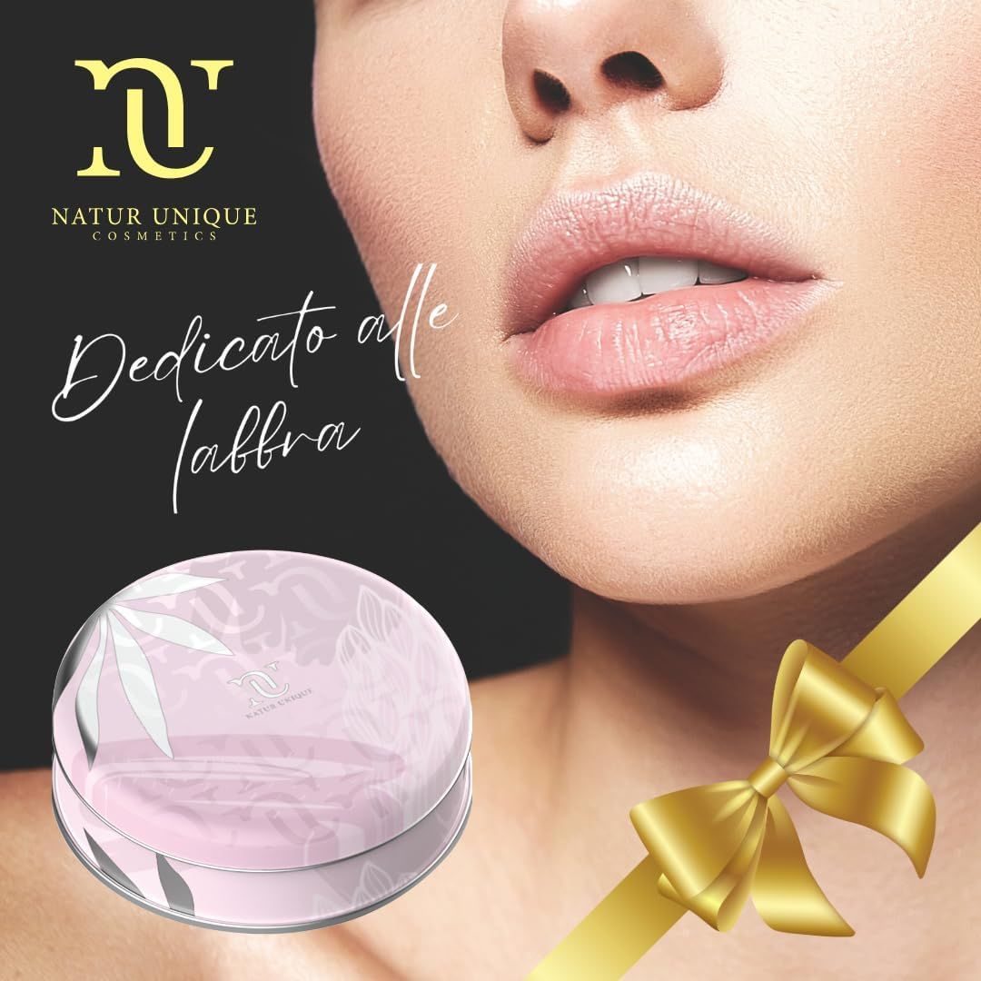 Primo piano di labbra con un contenitore cosmetico rotondo accanto, decorato con motivi floreali.