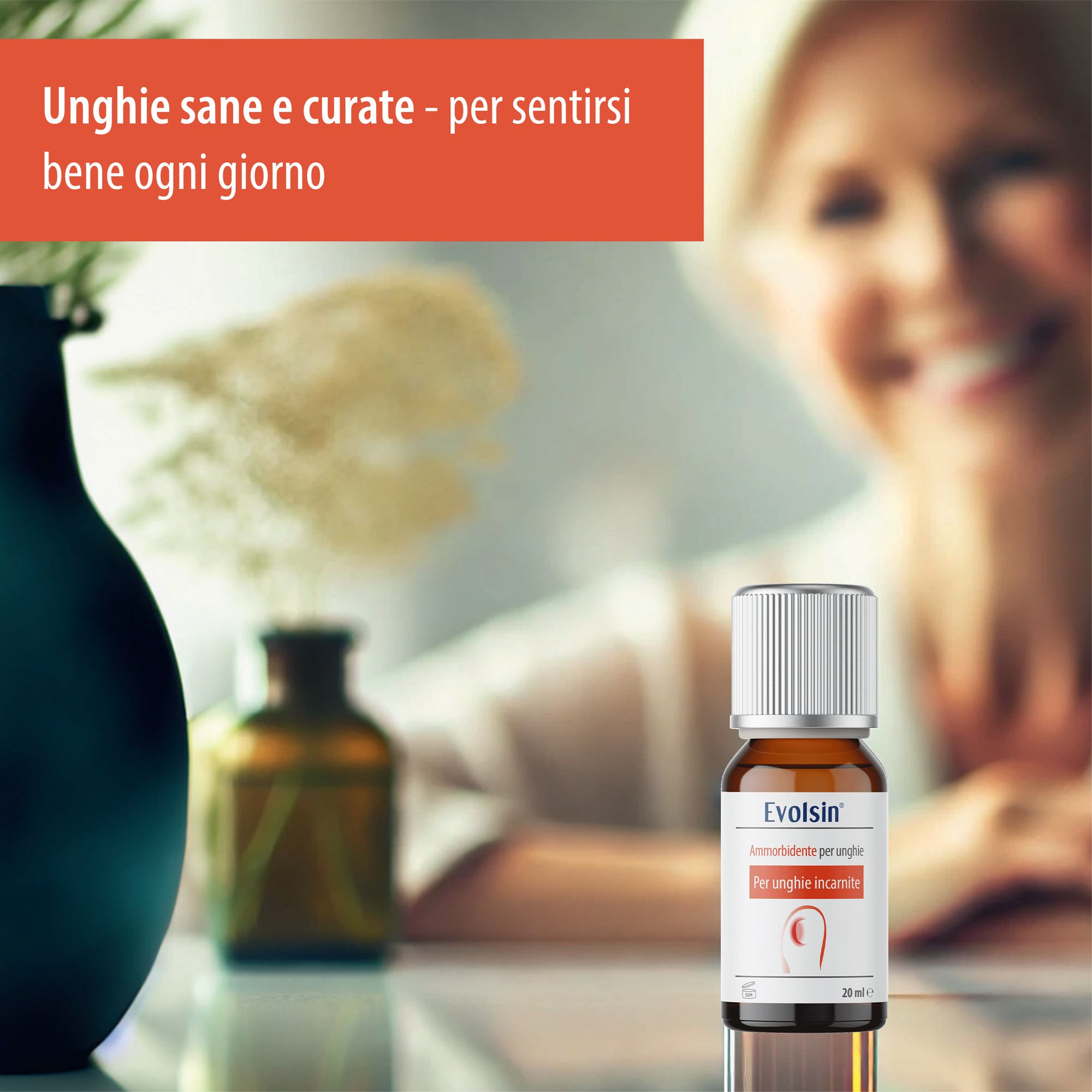 Flacone Evolsin Ammorbidente per unghie. Liquido marrone, tappo bianco. 20 ml. Donna sullo sfondo.