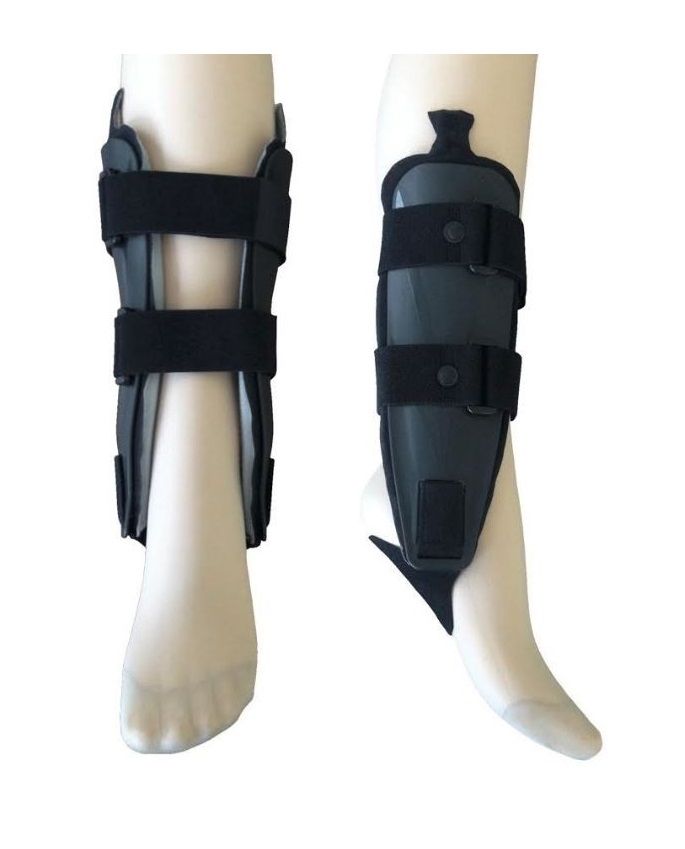 Tutore per caviglia nero, con chiusure a strappo e imbottitura. Due viste: frontale e laterale, su un modello di gamba.