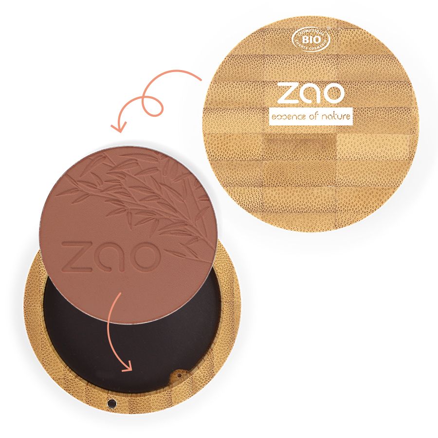 Fard compatto marrone in confezione di bambù. Coperchio aperto, logo e motivo vegetale. Certificazione bio.