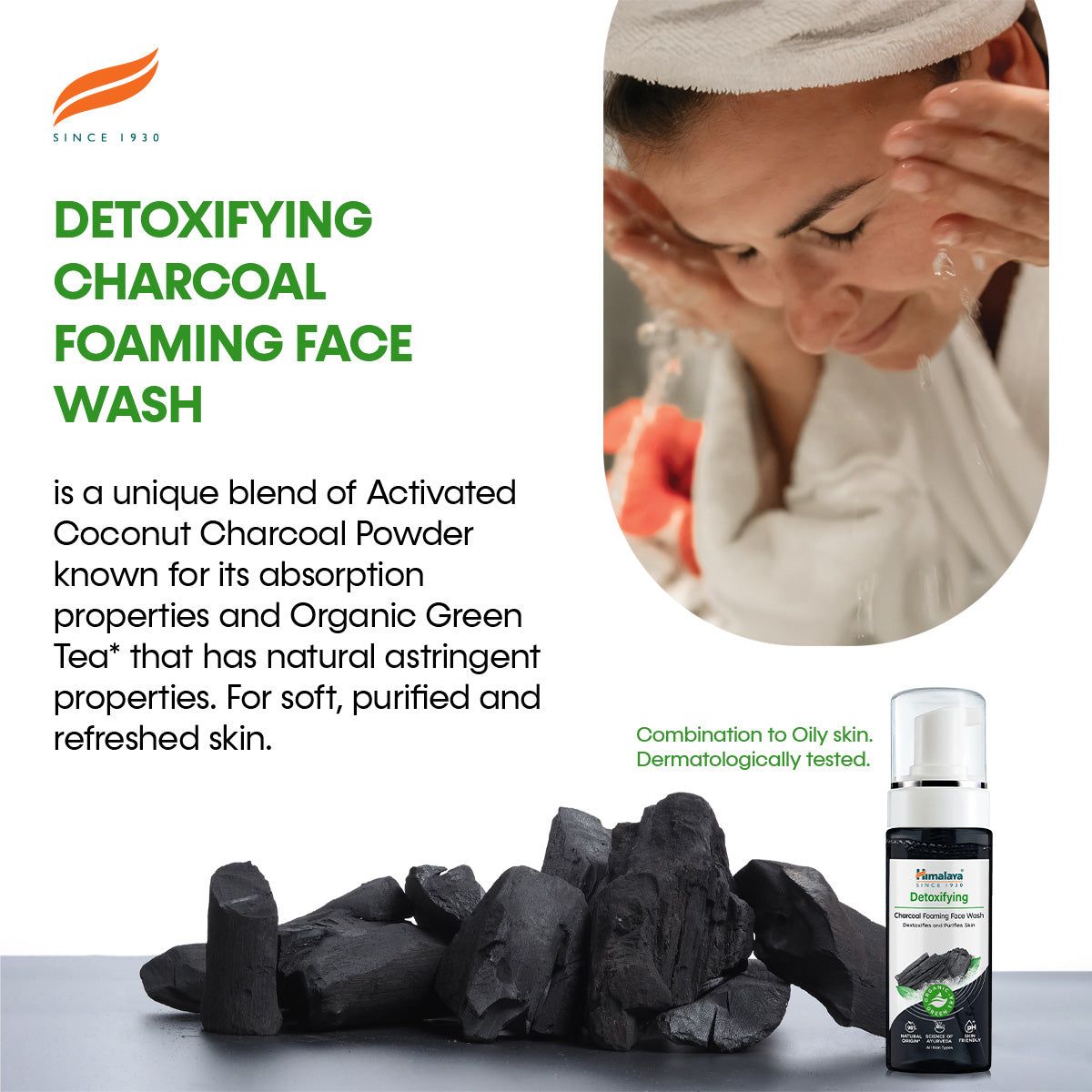 Donna si lava il viso con il lavaggio viso schiumogeno disintossicante al carbone Himalaya.