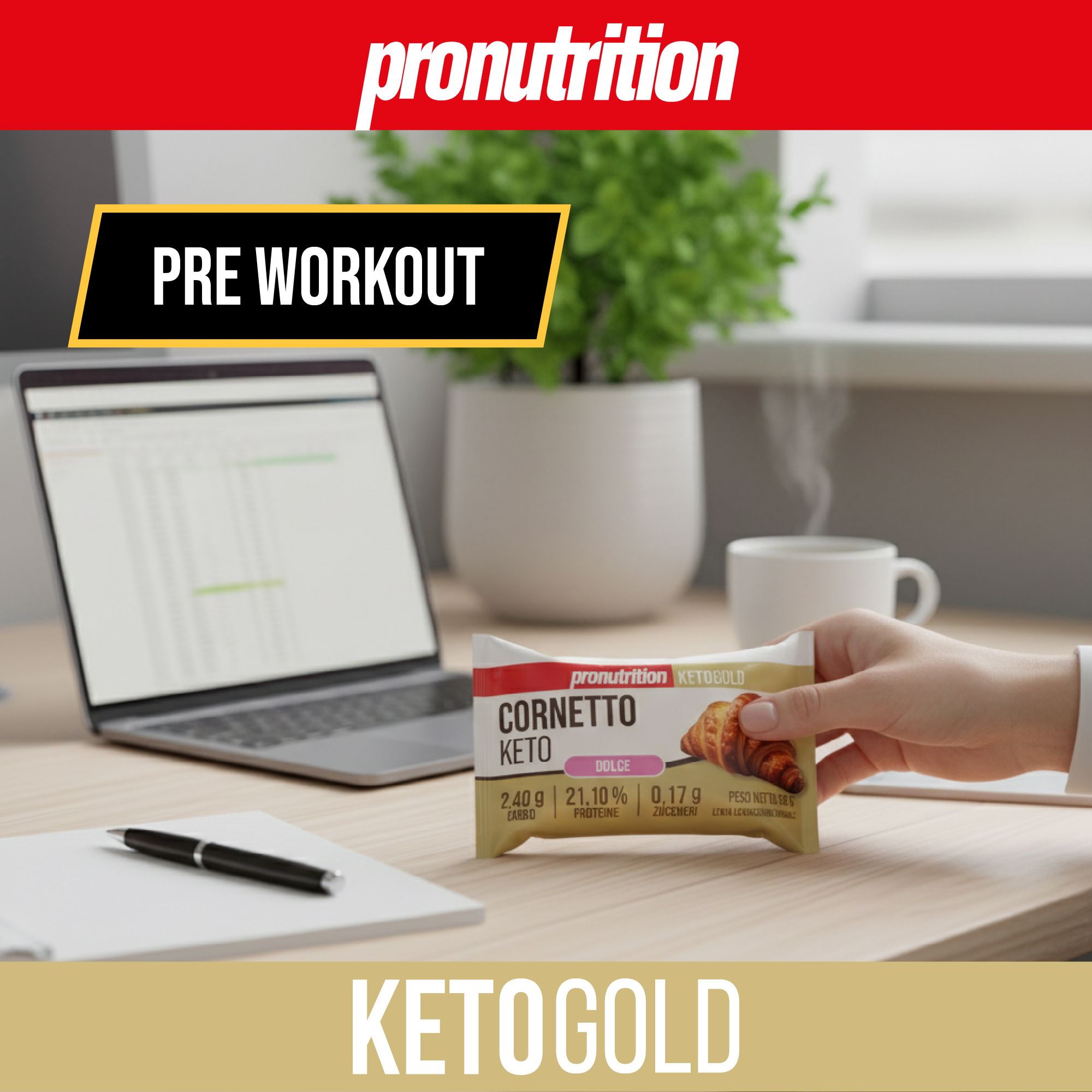 Mano che tiene una barretta Cornetto Keto. Laptop, penna, tazza e pianta sul tavolo. Scritta: PRE WORKOUT, KETOGOLD.